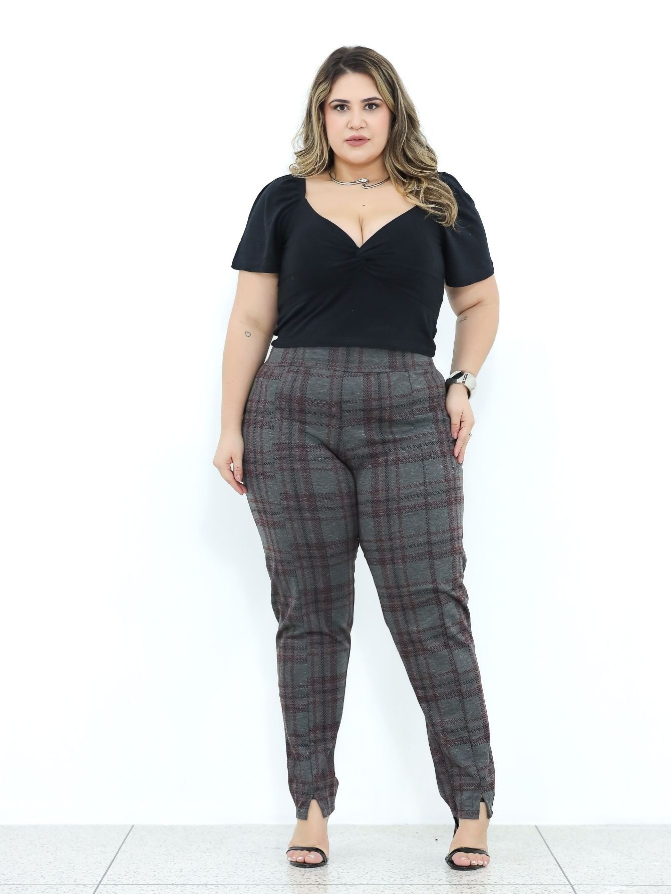 Calça Xadrez Plus Size - Sofisticação em Estampa Clássica - Imagem 3