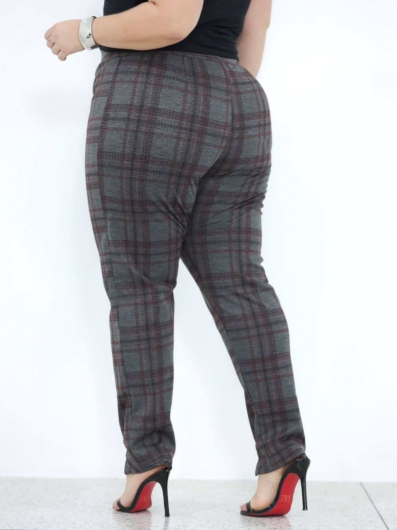 Calça Xadrez Plus Size - Sofisticação em Estampa Clássica - Imagem 4