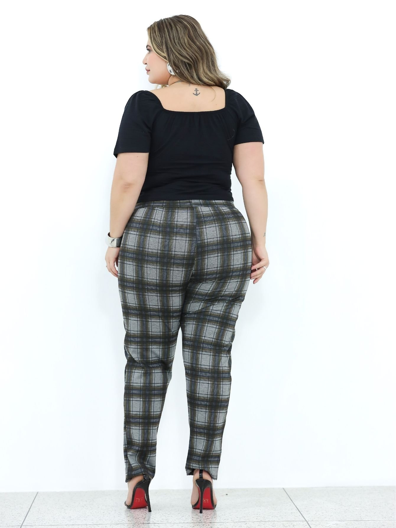 Calça Xadrez Plus Size - Sofisticação em Estampa Clássica - Imagem 5